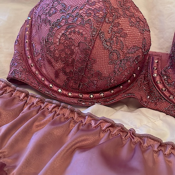 Victorias Secret Bra & Thong - Picture 3 of 4